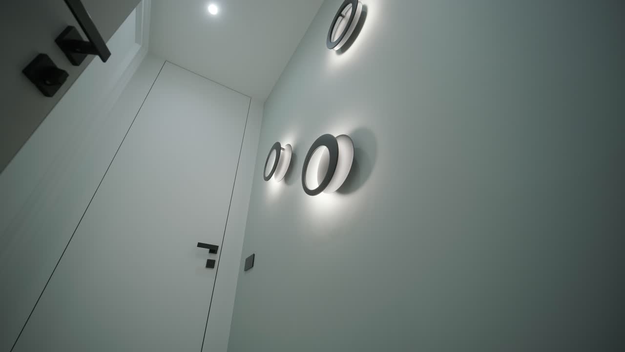 pasillo minimalista con luces de pared circulares modernas