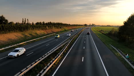 Carretera-Con-Autos-En-Movimiento-Al-Atardecer