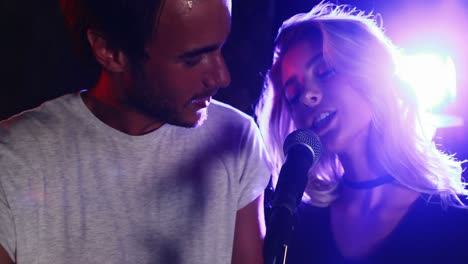 pareja cantando una canción juntos 4k