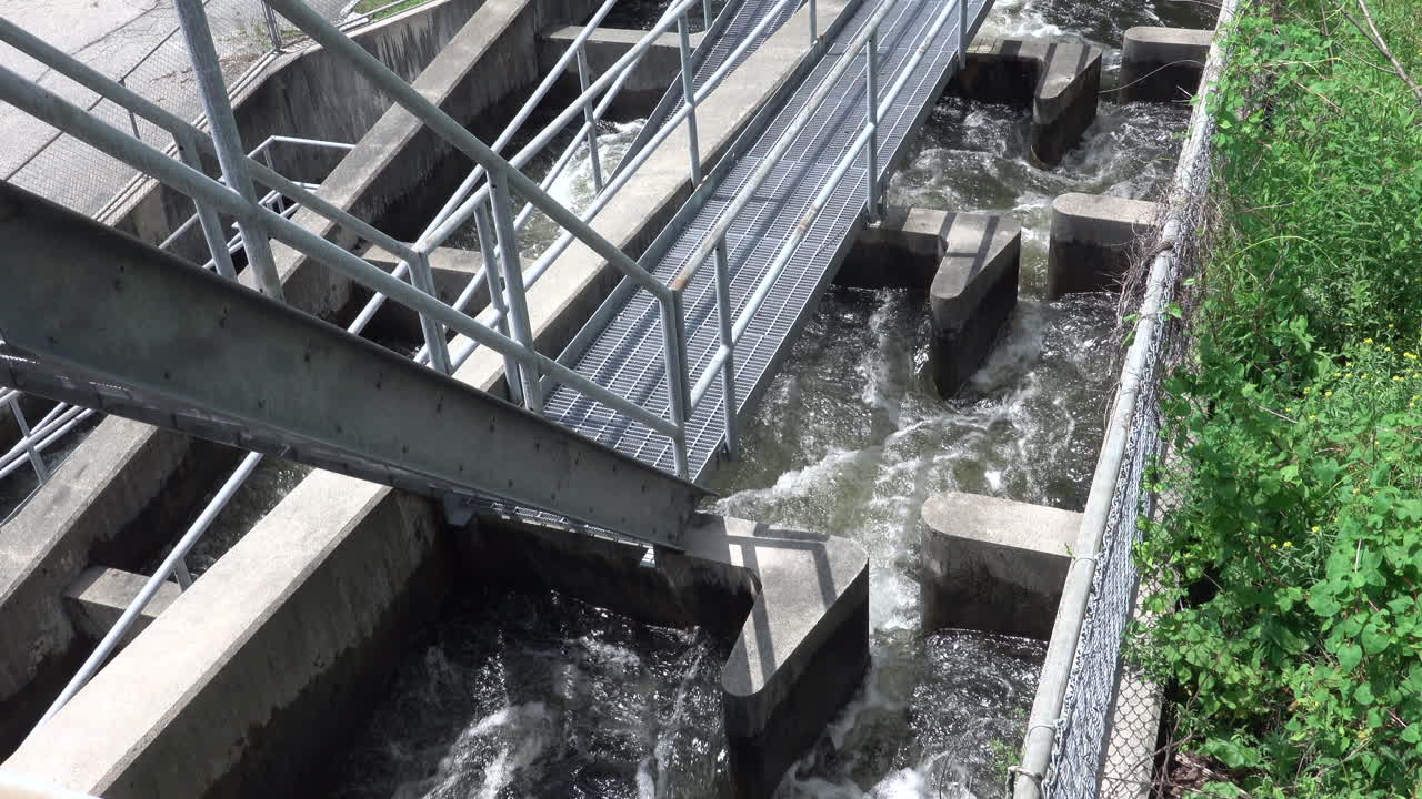 una escalera de hormigón para peces en una presa para que los peces puedan continuar río arriba