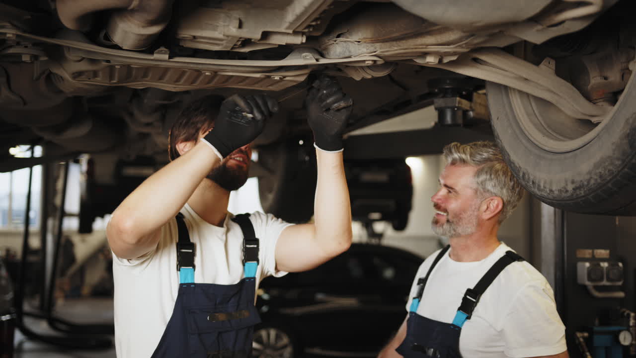 자동차 수리팀이 자동차 에서 일하고 있습니다.