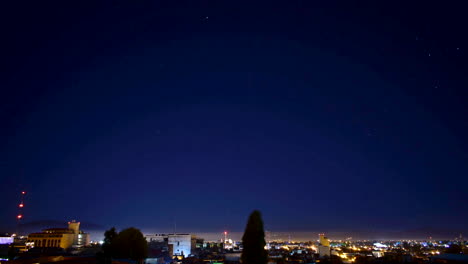 Time-lapse:-Estrellas-Moviéndose-En-La-Ciudad