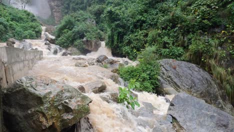 Wasser,-Das-Während-Des-Regens-Eines-Taifuns-über-Die-Felsen-Eines-Wasserfalls-In-Den-Hügeln-Von-Nepal-Tobt