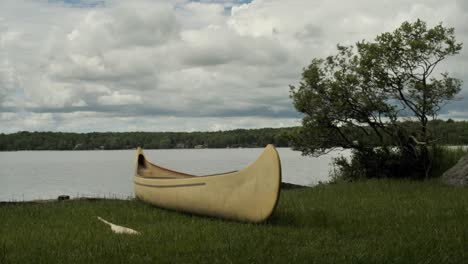 un lapso de tiempo de una canoa vacía esperando ansiosamente la oportunidad de volver al agua