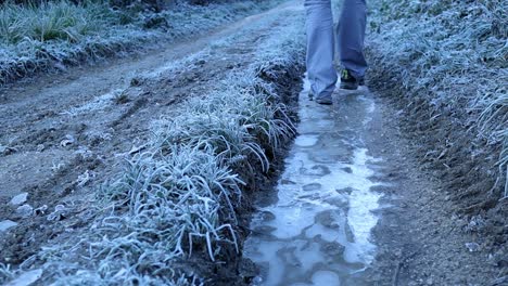 persona que se aleja y rompe el hielo bajo sus pies.