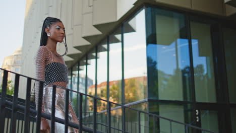 modelo elegante caminando por las escaleras edificio moderno ciudad. mujer bajando las escaleras