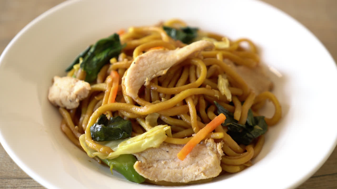 fideos yakisoba salteados con pollo