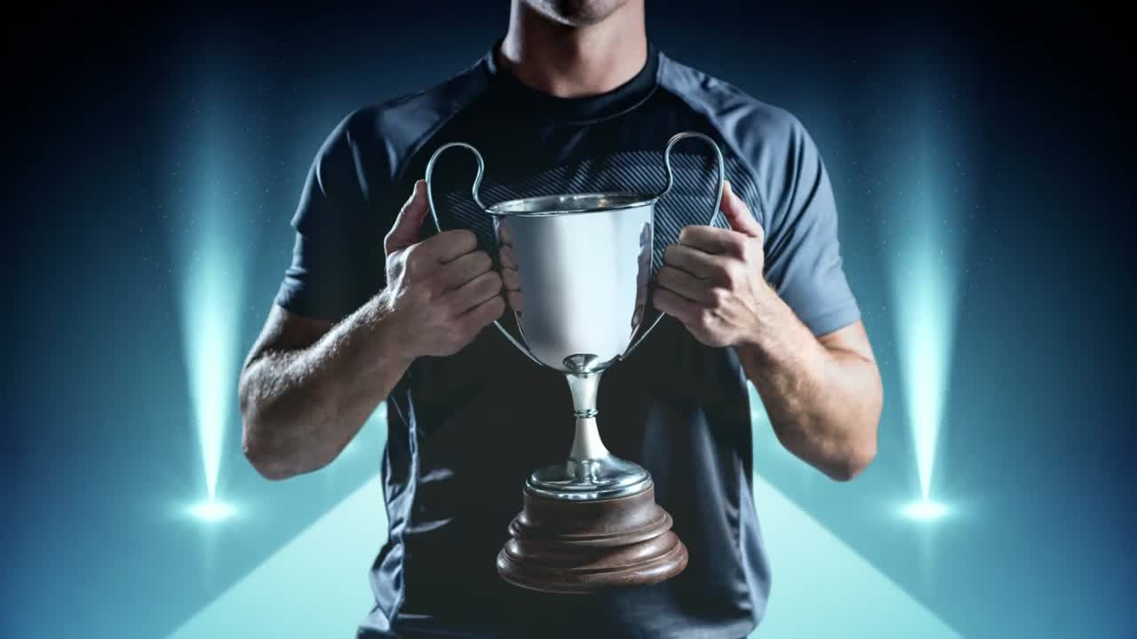 el ganador sostiene el trofeo en el video del escenario azul
