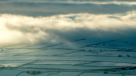 Imágenes-De-Lapso-De-Tiempo-De-Los-Campos-Cubiertos-De-Nieve-Con-Sus-Paredes-De-Piedra-Seca-Envueltas-En-Nubes-Bajas,-Cerca-De-Kirkby-Stephen-En-El-Valle-Del-Edén-Cumbria