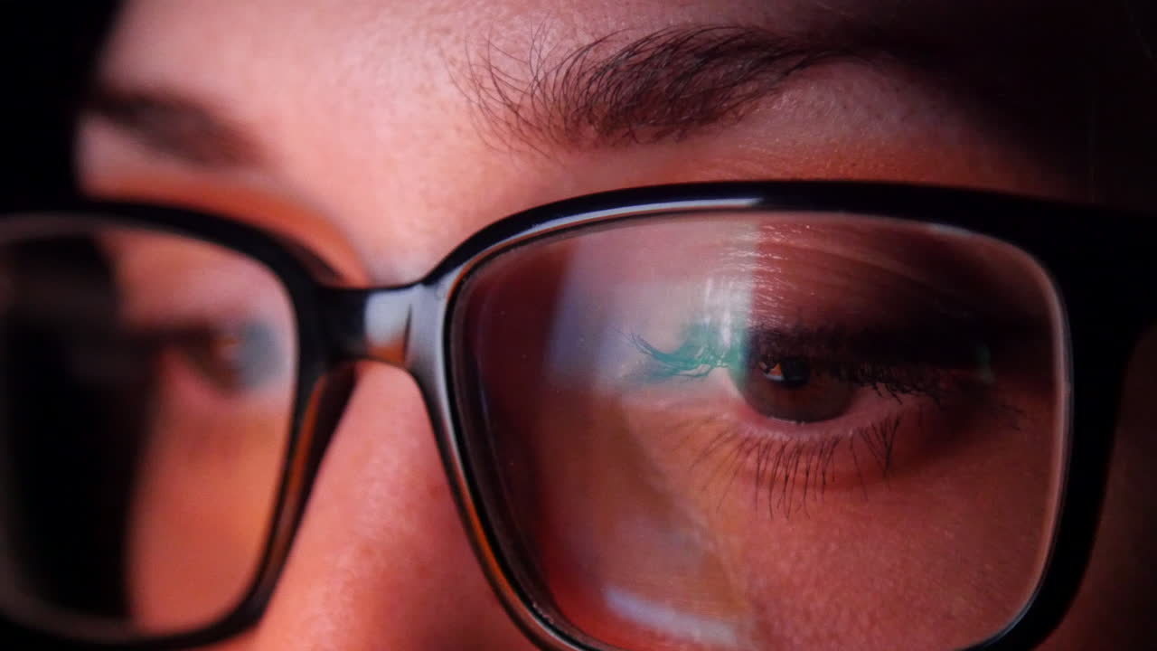 un primerísimo plano de los ojos de una mujer mientras se desplaza por las redes sociales