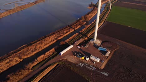 Torre-Blanca-De-Aerogenerador-En-Fundación-En-Tierra-Junto-A-Oude-Maas