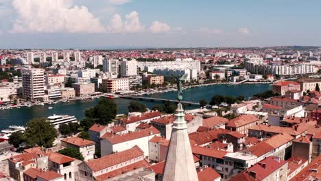 panorama del casco antiguo de zadar alrededor de la torre de la iglesia