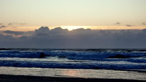 La-Radiante-Aparición-Del-Sol-Detrás-De-Un-Manto-De-Nubes-Matutinas,-Proyectando-Una-Suave-Luz-Sobre-El-Mar.