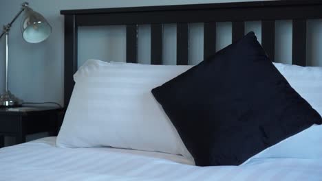 cámara lenta - habitación de hotel boutique moderna de lujo con cama doble tamaño queen - primer plano