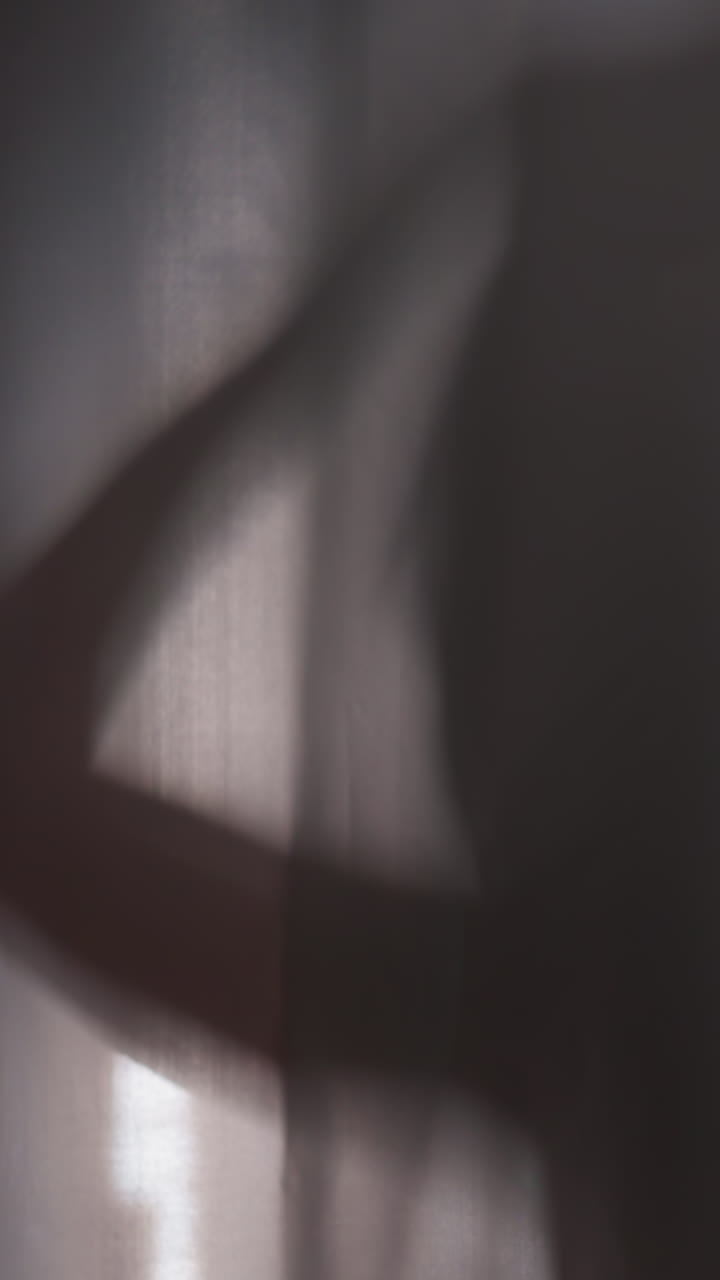 커튼 뒤에서 샤워하는 여성의 실루. 젊은 여성은 따뜻한 물로 머리를 는 것을 즐긴다. 여성 실루은 샤워 커튼 뒤에 샤워를 한다.