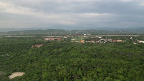 Muestra-Una-Vista-Aérea-Del-Aeropuerto-Internacional-De-Puerto-Escondido,-Oaxaca