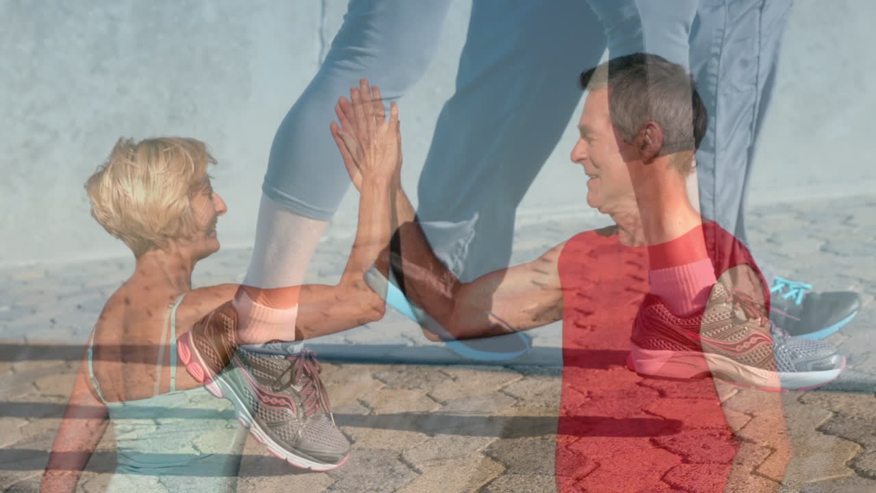 animación de una pareja caucásica de edad avanzada highfiving sobre sobre personas diversas corriendo