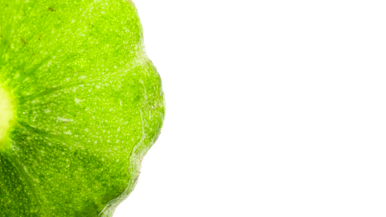 vista desde arriba de la calabaza verde. medio marco. giratorio. aislado en el fondo blanco. primer plano. macro.