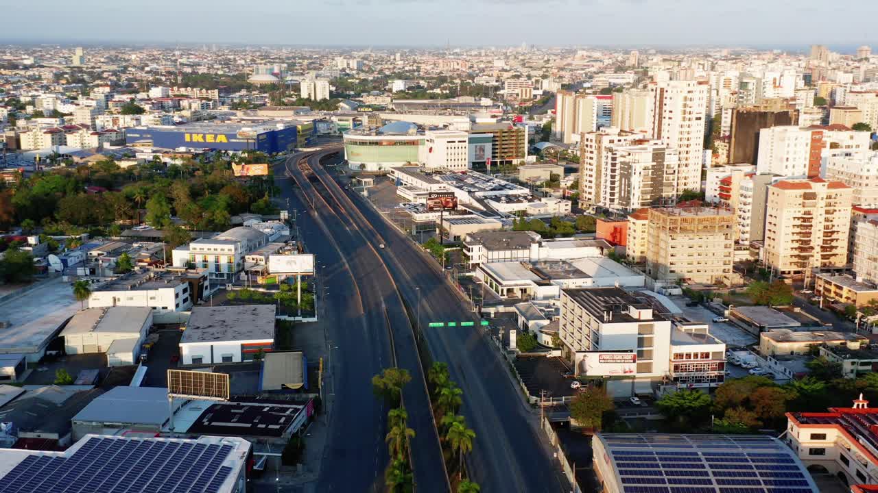 vista aérea escénica de los carriles vacíos y desolados de la autopista kennedy en el centro de santo domingo en un día soleado, república dominicana, pandemia y cierre de covid-19, enfoque de drones aéreos