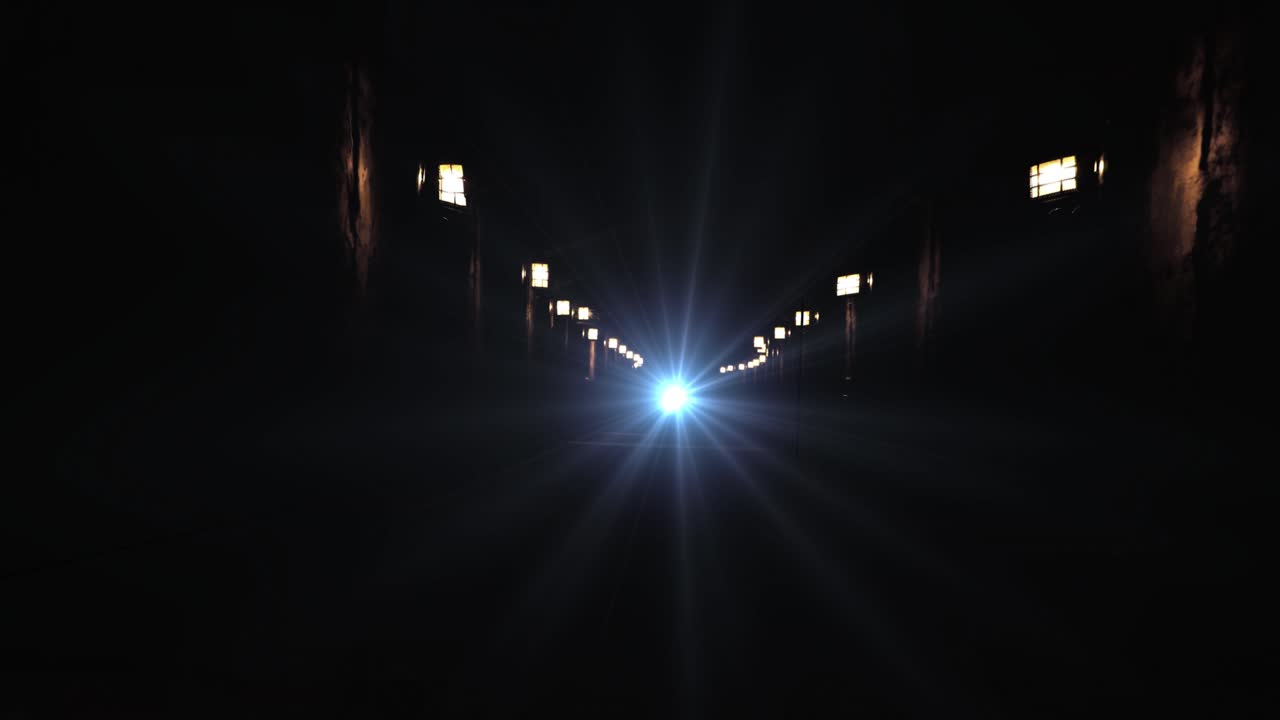 un túnel oscuro con una luz brillante al final del túnel