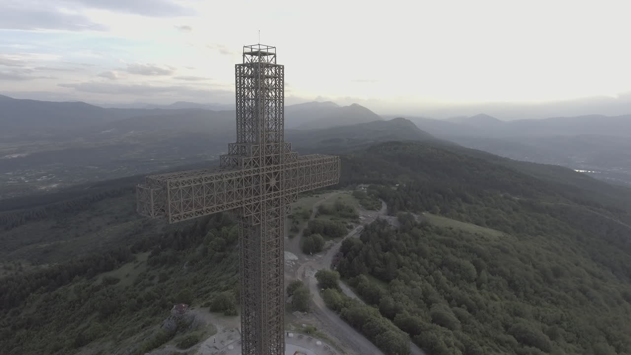 visión binocular de monedas con hermoso cielo y naturaleza en el fondo, ubicado en la montaña vodno cerca de la cruz del milenio, atracción turística popular en skopje, macedonia del norte