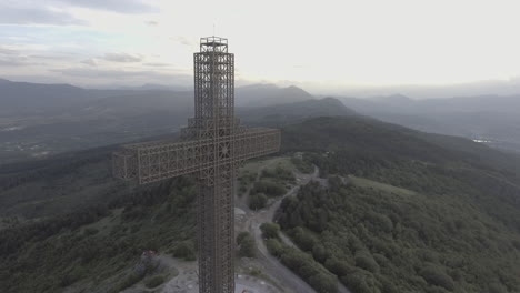 Visión-Binocular-De-Monedas-Con-Hermoso-Cielo-Y-Naturaleza-En-El-Fondo,-Ubicado-En-La-Montaña-Vodno-Cerca-De-La-Cruz-Del-Milenio,-Atracción-Turística-Popular-En-Skopje,-Macedonia-Del-Norte