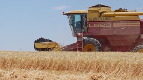 Combinar-La-Cosecha-De-Campo-De-Trigo-En-España-7