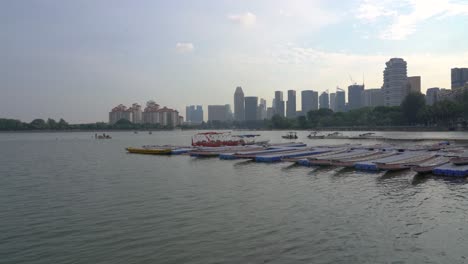 Botes-Dragón-Amarrados-En-El-Muelle,-Cuenca-Kallang,-Singapur