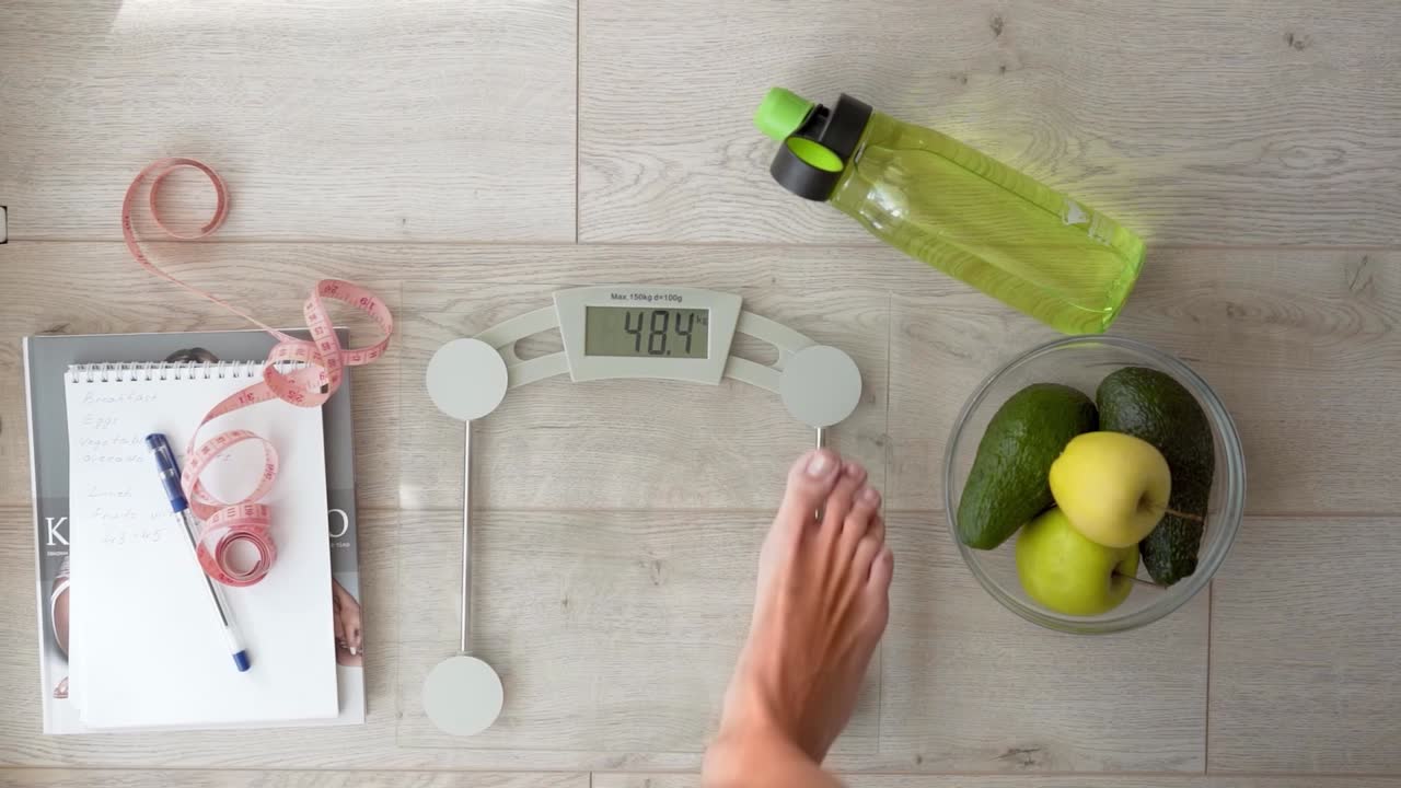 완벽한 무게, 근접 촬영을 보여주는 마른 여자의 날씬한 다리