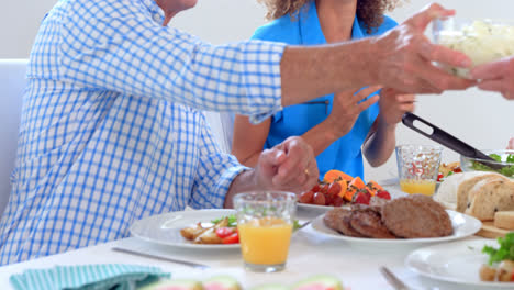 familia extensa feliz comiendo juntos