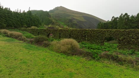 antigua pared portuguesa en sao miguel azores paisaje de montaña verde vista por avión no tripulado