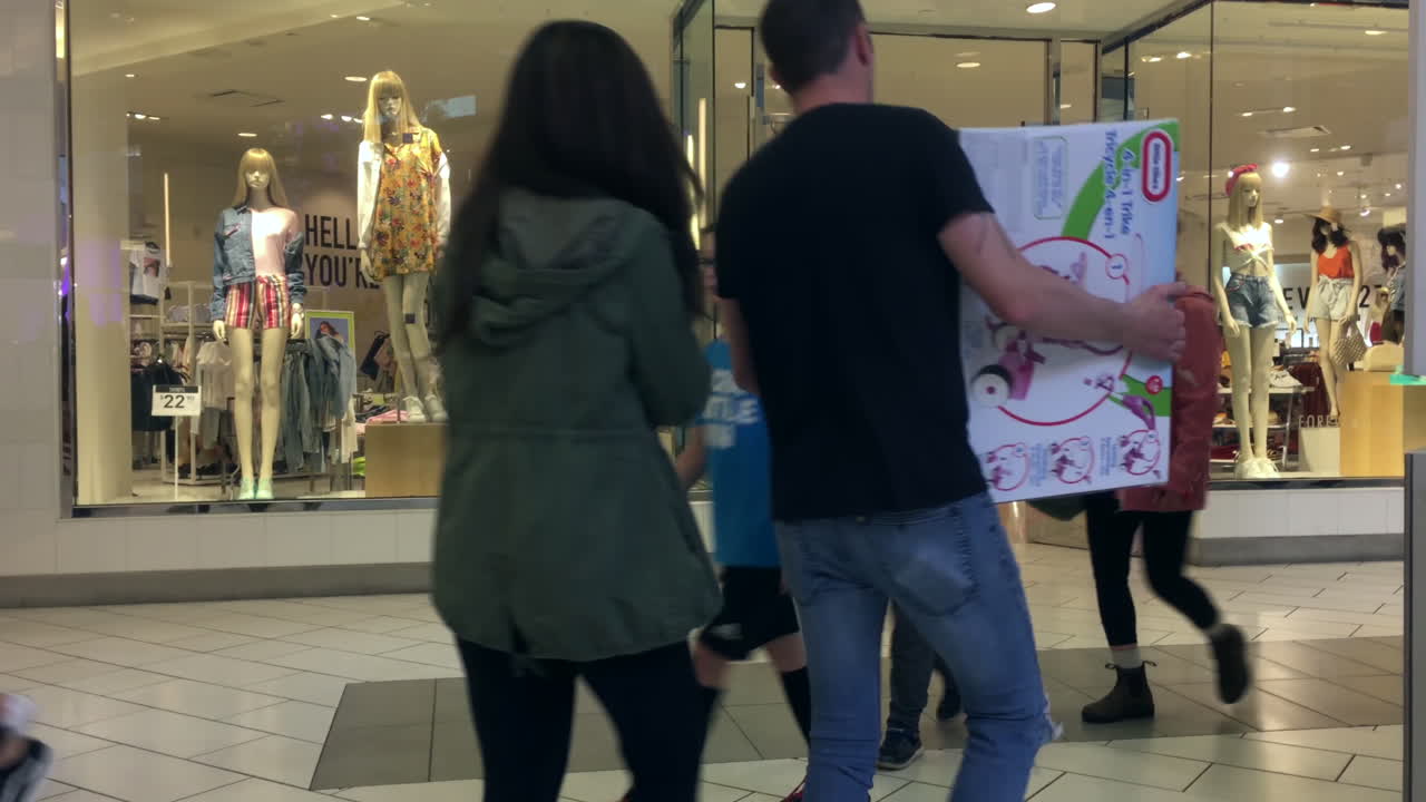 바쁜 쇼핑몰을 걸어다니는 사람들