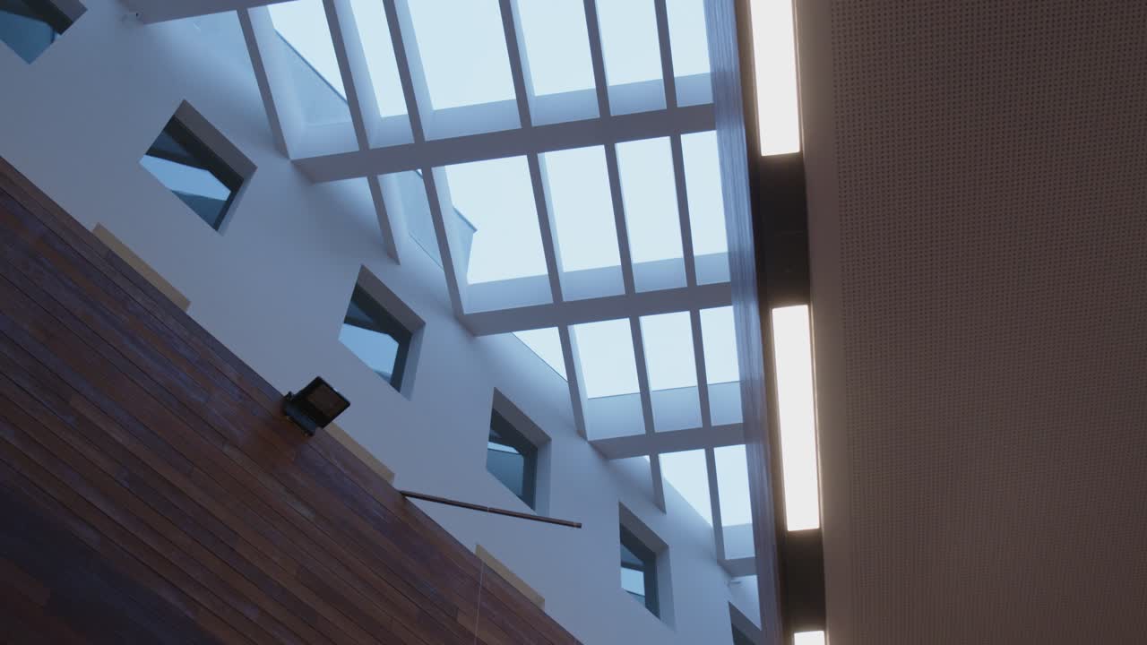 arquitectura de madera y vidrio iluminada a través del techo de vidrio con iluminación elegante y elementos de paralaje