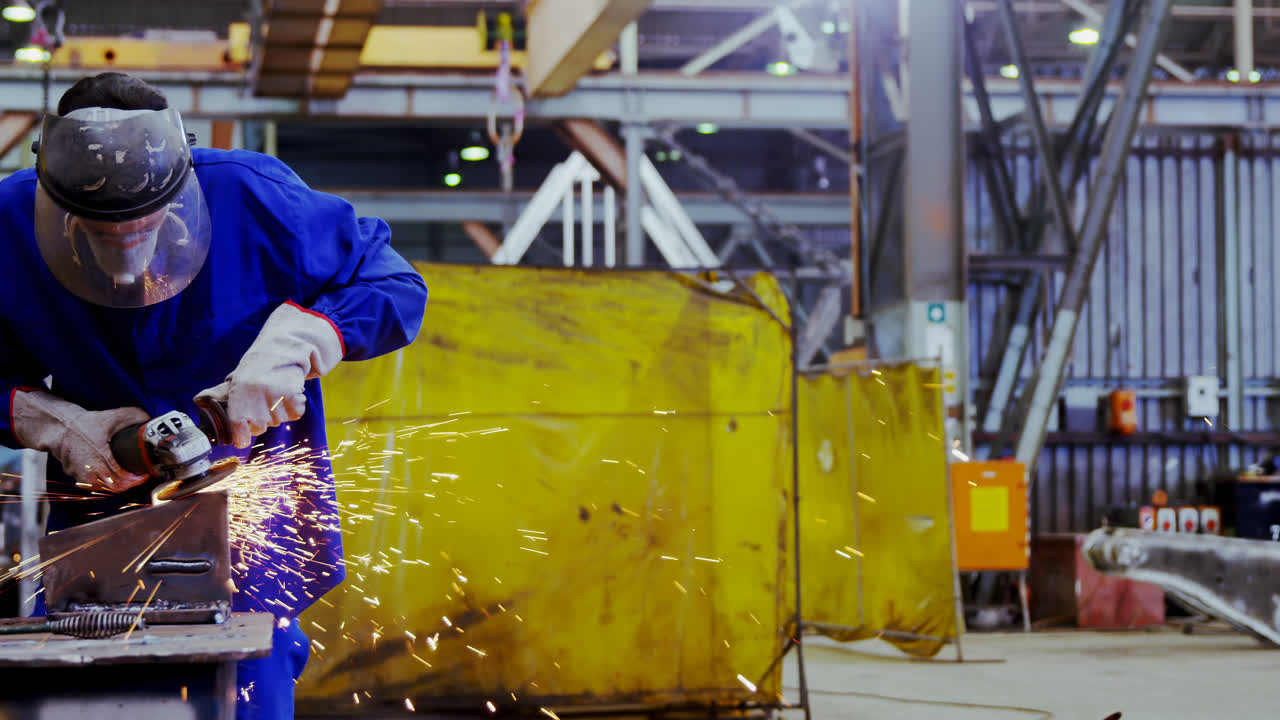 ingeniero masculino que usa una máquina de moler 4k