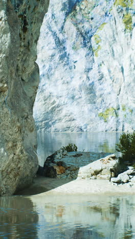 un lago sereno con un acantilado rocoso en el fondo