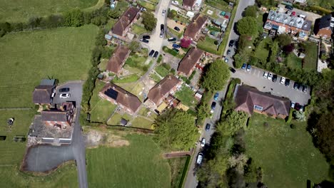 Vista-Panorámica-De-Un-Pequeño-Callejón-Sin-Salida-En-Un-Pueblo-De-Kent,-Reino-Unido