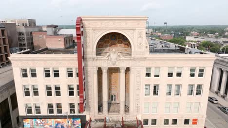 Historisches-Realto-Square-Theater-In-Der-Innenstadt-Von-Joliet,-Illinois,-Mit-Drohnenvideo-Im-Vormarsch