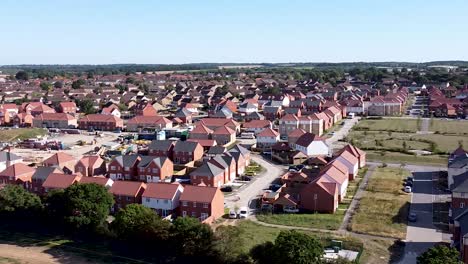 Schwenk-Aus-Der-Luft-Mit-Blick-Auf-Ein-Wohngebiet-Eines-Englischen-Dorfes-Auf-Dem-Land,-Das-Häuser,-Parks-Und-Straßen-Zeigt