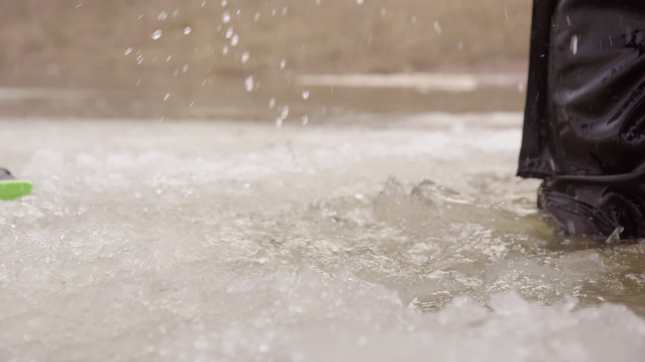 얼음 다이버의 텔레포토 슬로모는 입구 지점을 열기 위해 호수 얼음의 가장자리를 깨뜨립니다.