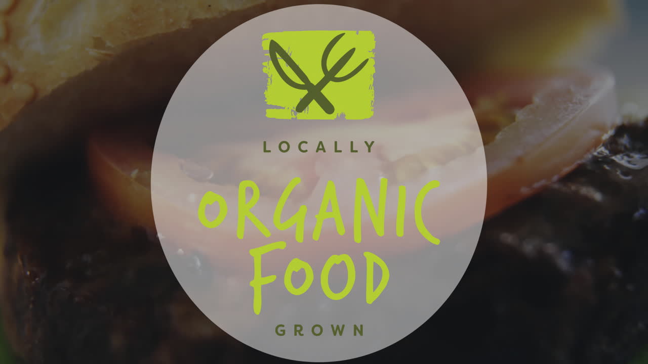 animación de alimentos orgánicos cultivados localmente en primer plano de una rodaja de tomate fresco