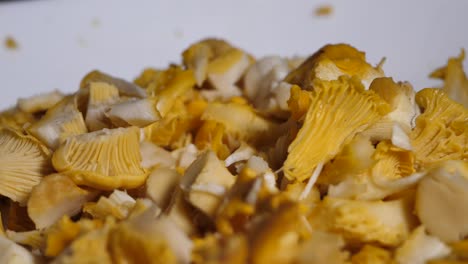 champiñones amarillos. pila de rebozuelos leer