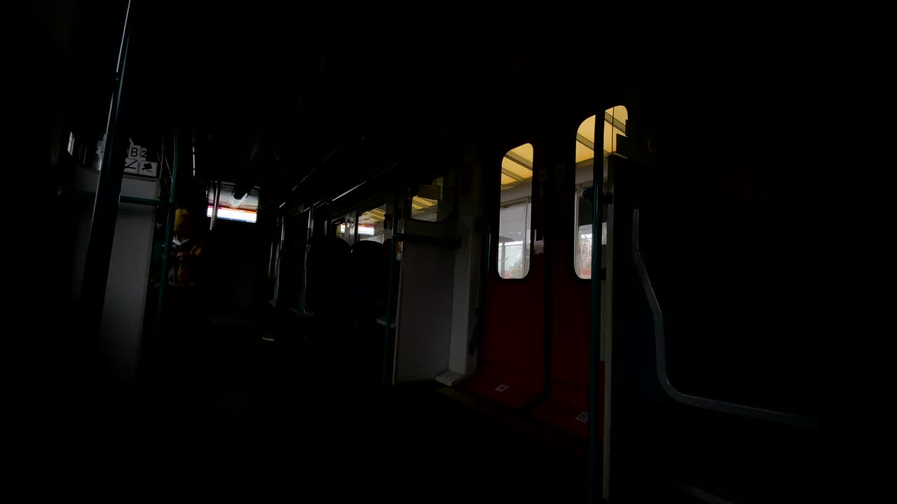 승객이 어두운 기차 마차 안으로 들어갈 때 문이 닫힙니다.