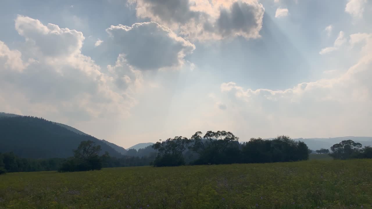 슬로바키아의 타트리 마을의 아름답고 평화롭고 흰 구름 - 타임랩스 와이드 샷
