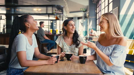 Multikulturelle-Gruppe-Von-Freundinnen,-Die-Sich-Im-Restaurant-Oder-Café-Treffen-Und-Unterhalten