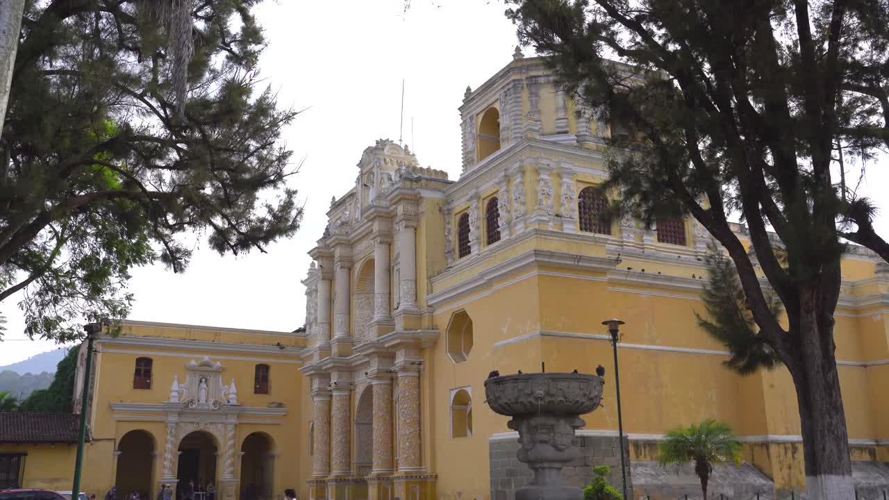 panning shot de la iglesia de la misericordia en antigua guatemala