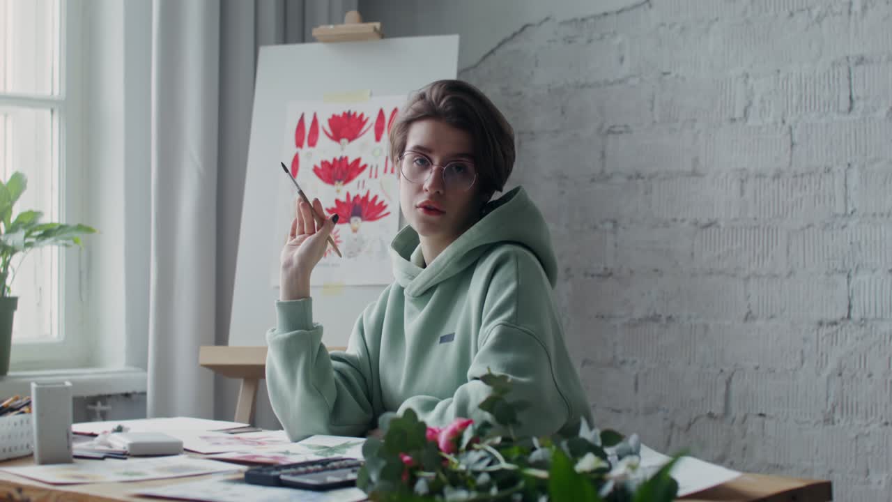 그녀의 스튜디오에서 일하는 여성 예술가