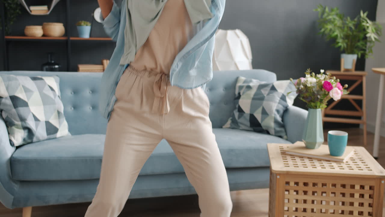 행복한 여자가 집에서 춤을 춘다