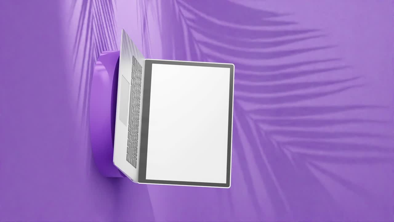 portátil plateado elegante en un pedestal redondo, pantalla vacía con sombras de palma en un fondo púrpura, vertical
