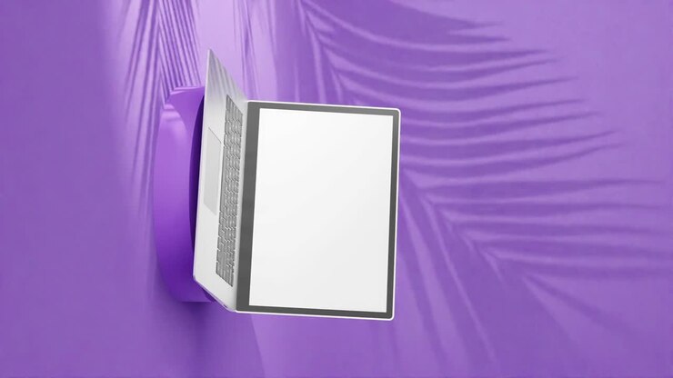 Elegante laptop color argento su piedistallo rotondo, schermo vuoto con ombre di palme su sfondo viola, verticale