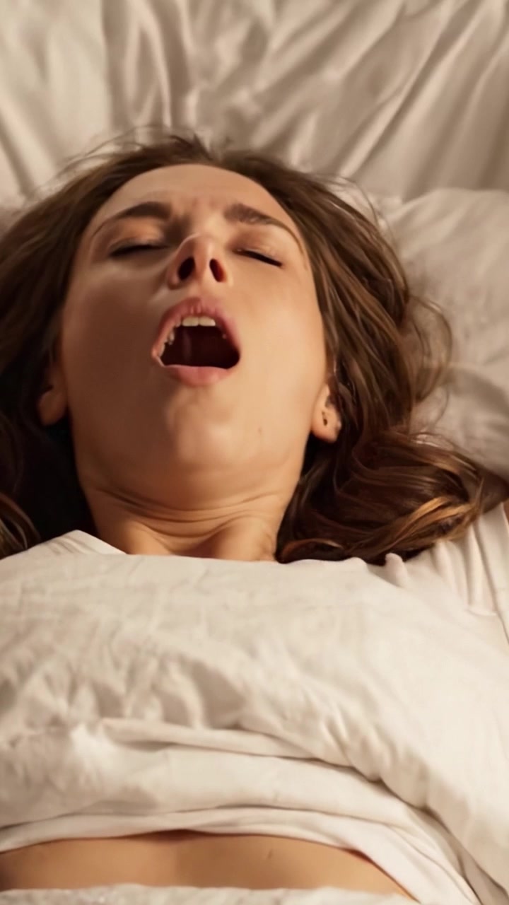 Una mattina serena: catturare momenti pacifici di riposo e relax mentre si sveglia con un sorriso gentile in un letto morbido e accogliente